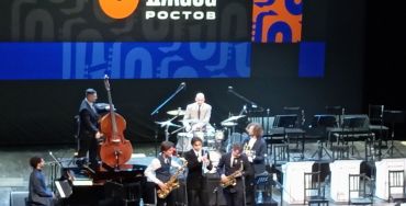 На сцене — победители конкурса в своих номинациях